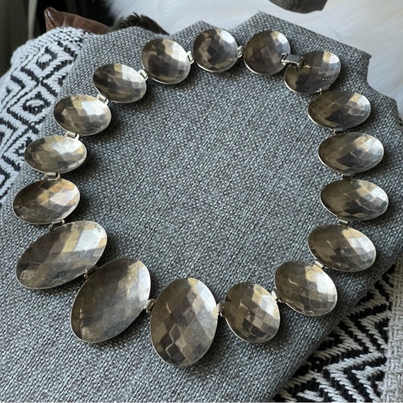 Vintage | Brutalist Hammered Wide Panel Link Graduated Metal Oval 18" Necklace - Picture 11 of 16